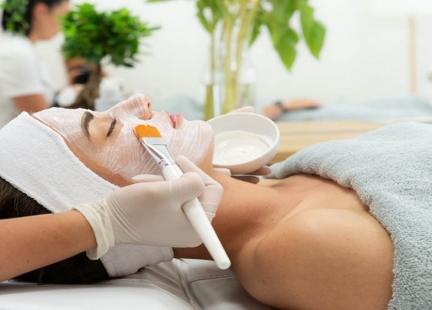 Kwasy w pielęgnacji skóry – co powinniśmy o nich wiedzieć